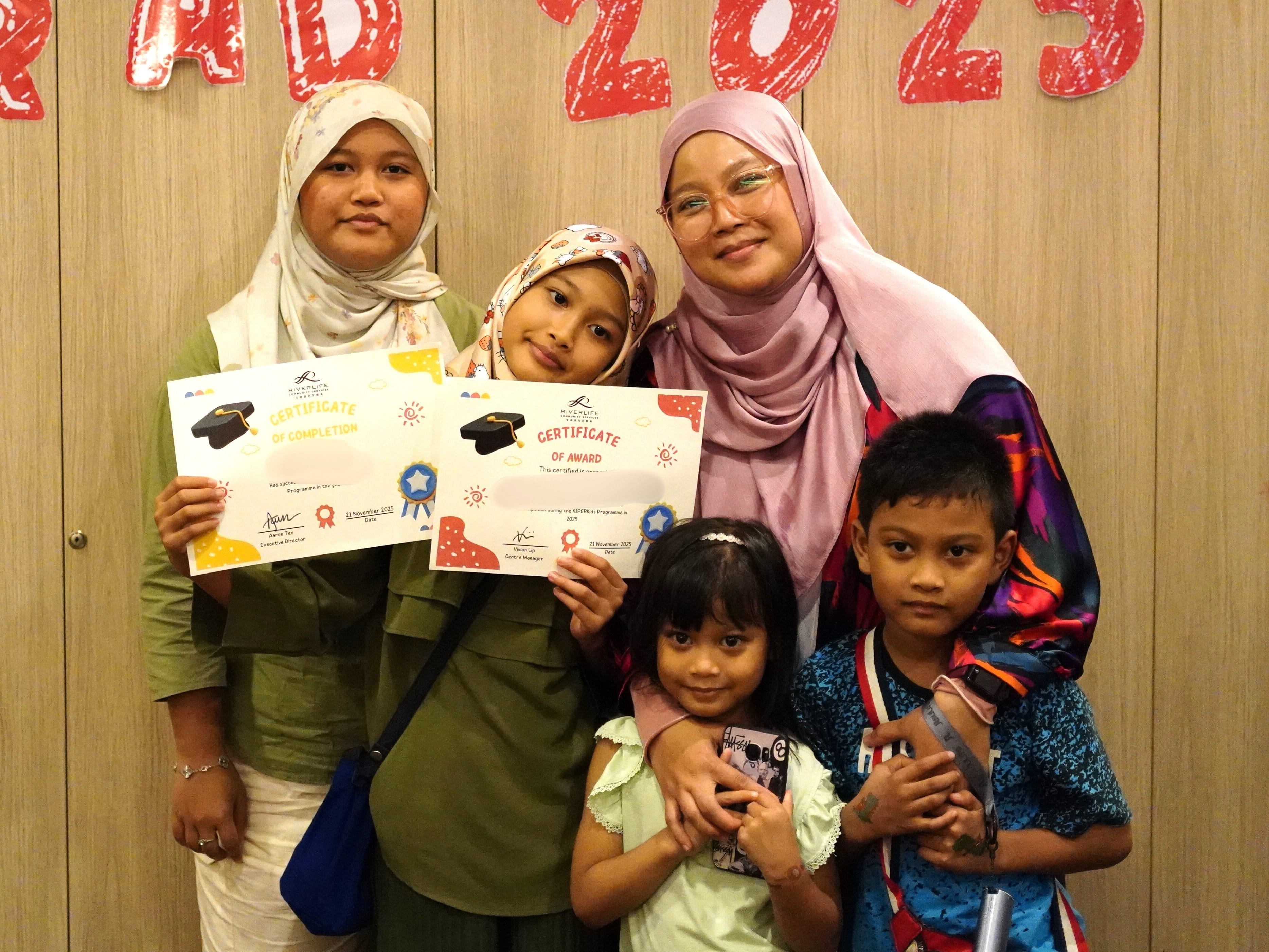  Photo of Mdm Huraizah and her 4 daughters